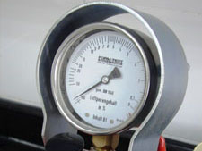 Pressure meter to check the air entrainer in concrete